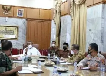 Wabup Serang Pandji Tirtayasa, menggelar rapat koordinasi dengan TNI dan Kepolisian, terkait rencana kegiatan vaksinasi anak 6-12 tahun. (ISTIMEWA)