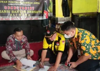 Pegawai Badan Kesbangpol Kabupaten Serang, memverifikasi data Ormas Alibaba, di Kecacatan Kibin, Kamis (6/1/2022). Verifikasi dilakukan, agar mereka tercatat. (ISTIMEWA)