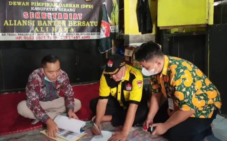 Pegawai Badan Kesbangpol Kabupaten Serang, memverifikasi data Ormas Alibaba, di Kecacatan Kibin, Kamis (6/1/2022). Verifikasi dilakukan, agar mereka tercatat. (ISTIMEWA)