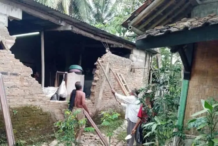 Selain Kerusakan Rumah, Aliran Listrik juga Sempat Padam Akibat Gempa 6,7 SR di Sumur