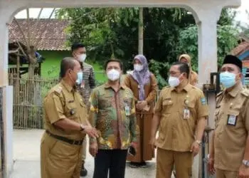Tim Kemendagri, memonitor pelaksanaan Pemerintahan Desa di salah satu desa di Kecamatan Ciruas, Rabu (26/1/2022). (ISTIMEWA)