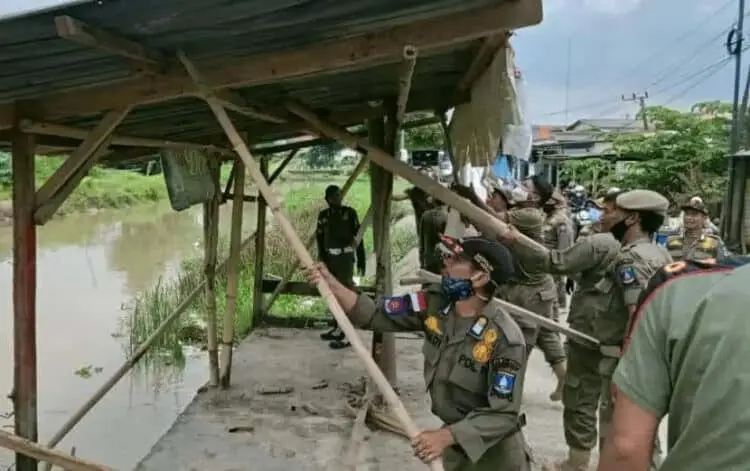 Anggota Satpol PP Kabupaten Serang Bongkar Paksa Puluhan Bangli di Kibin