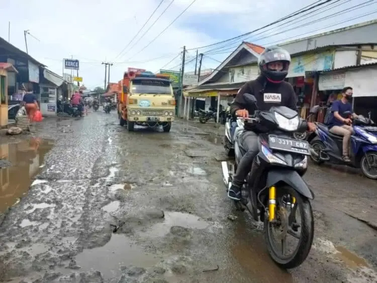 Warga Desa Kayu Agung Kecamatan Sepatan Keluhkan Jalan Rusak