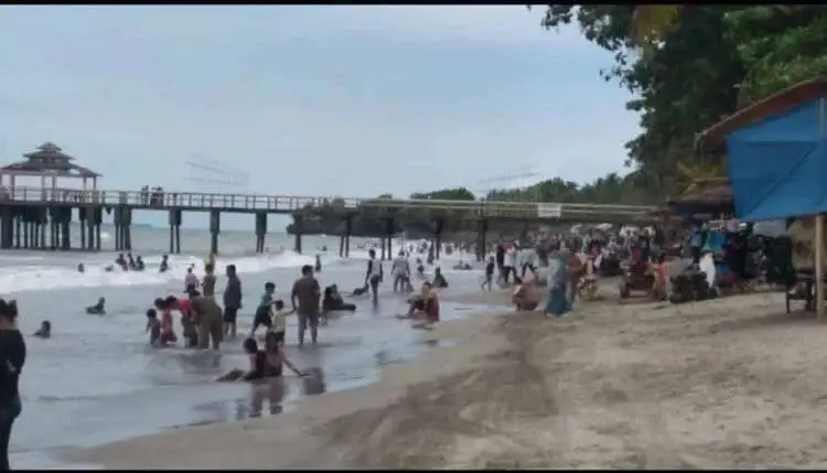 Libur Tahun Baru, Kawasan Wisata Anyer - Cinangka Ramai Pengunjung