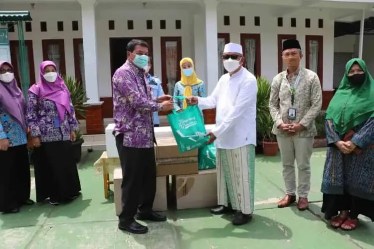 Pemkab Tangerang Serahkan Bantuan Bibit Ikan dan Makanan Olahan ke Ponpes Tarmub