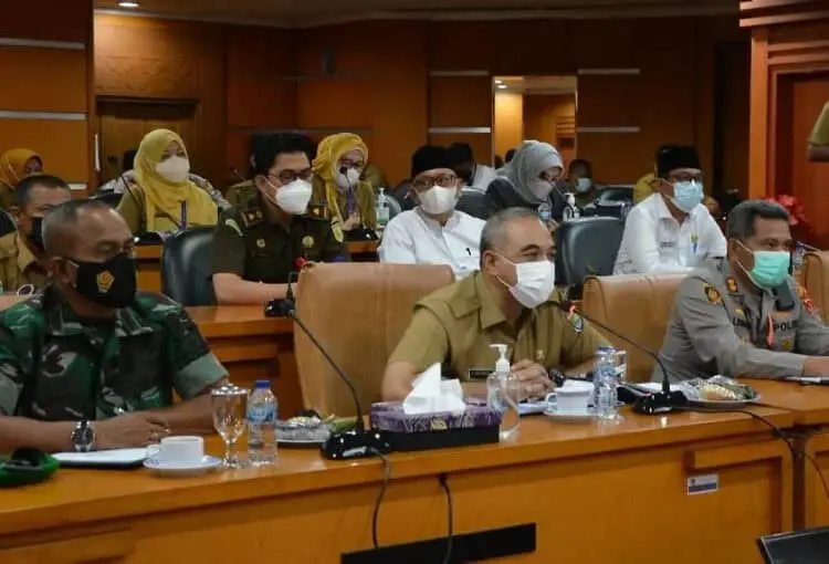 Rakor dengan Gubernur, Bupati Minta Ulama, Relawan dan TNI/Polri Disuntik Booster
