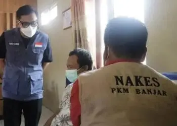 Wabup Pandeglang, Tanto Warsono Arban, meninjau kegiatan vaksinasi di Puskesmas Banjar, Selasa (11/1/2022). (ISTIMEWA)