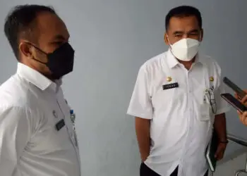 Foto : Kepala BKPSDM Kabupaten Serang, Mohamad Ishak Abdul Raup (kiri) didampingi Sekretarisnya saat diwawancarai wartawan soal LHKPN. (SIDIK/SATELITNEWS.ID)