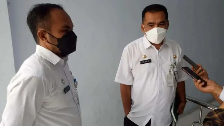 Foto : Kepala BKPSDM Kabupaten Serang, Mohamad Ishak Abdul Raup (kiri) didampingi Sekretarisnya saat diwawancarai wartawan soal LHKPN. (SIDIK/SATELITNEWS.ID)
