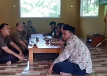 Anggota Satpol PP Pandeglang, menegur pemilik karaoke di RM Cigeulis, Jumat (14/1/2022). (ISTIMEWA)
