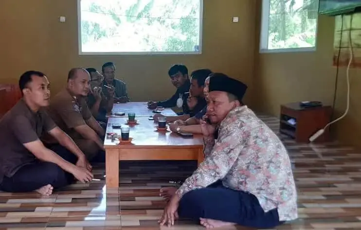 Anggota Satpol PP Pandeglang, menegur pemilik karaoke di RM Cigeulis, Jumat (14/1/2022). (ISTIMEWA)