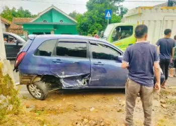 Kondisi kendaraan yang terlibat kecelakaan di Jalan Raya Pandeglang-Rangkas, Selasa (18/1/2022), terlihat rusak berat. (ISTIMEWA)