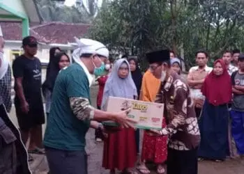 SALURKAN BANTUAN–PMI Pandeglang bersama pihak RSI Asyifa, Sukabumi, salurkan bantuan untuk para korban gempa di Kecamatan Munjul, Kabupaten Pandeglang, beberapa waktu lalu. (ISTIMEWA)