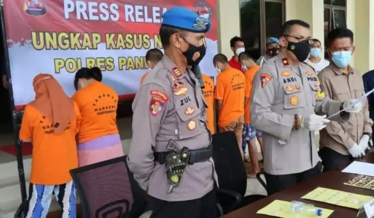 Wakapolres Pandeglang, Kompol Andi Suwandi didampingi jajarannya, sedang menunjukkan barang bukti dari tangan kedua emak-emak yang menjadi pelaku pengedar sabu-sabu. (ISTIMEWA)