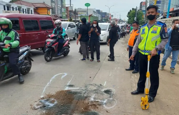Terlindas Truk di Pamulang, Pemotor Tewas di Hadapan Anaknya
