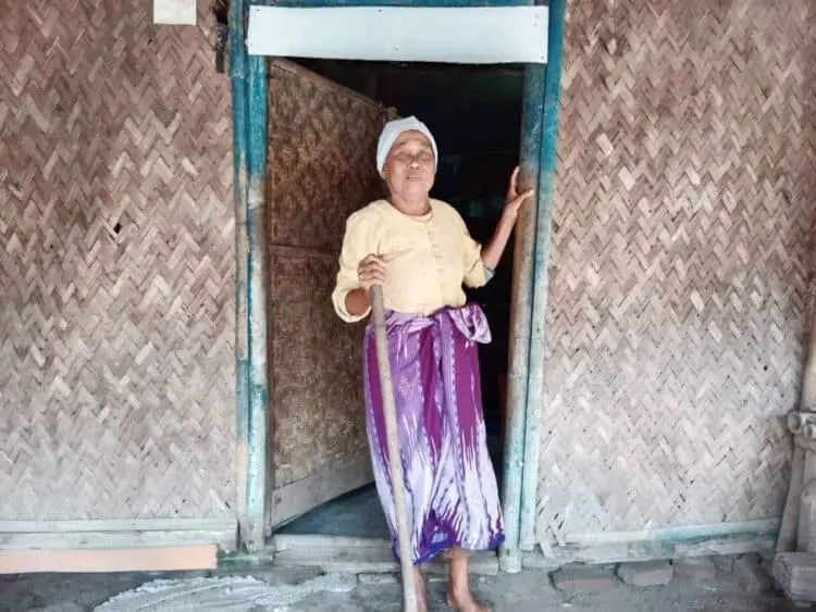 Pengrajin Sapu Lidi di Pakuhaji Berharap Bantuan Bedah Rumah