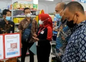 SIDAK MINIMARKET–Kepala Diskoperindag Kabupaten Pandeglang, Suhaedi Kurdiatna, didampingi jajarannya, melakukan sidak ke salah satu minimarket di Pandeglang, beberapa waktu lalu. (ISTIMEWA)