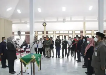 PELANTIKAN–Bupati Pandeglang, Irna Narulita, melantik 23 pejabat esselon IIb dan Direktur Perumdam Tirta Berkah, di Pendopo Bupati setempat, Rabu (5/1/2022). (ISTIMEWA)