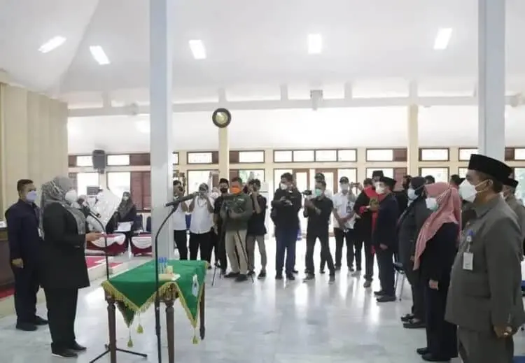 PELANTIKAN–Bupati Pandeglang, Irna Narulita, melantik 23 pejabat esselon IIb dan Direktur Perumdam Tirta Berkah, di Pendopo Bupati setempat, Rabu (5/1/2022). (ISTIMEWA)
