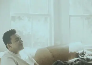 Lirik Lagu Monokrom – Tulus