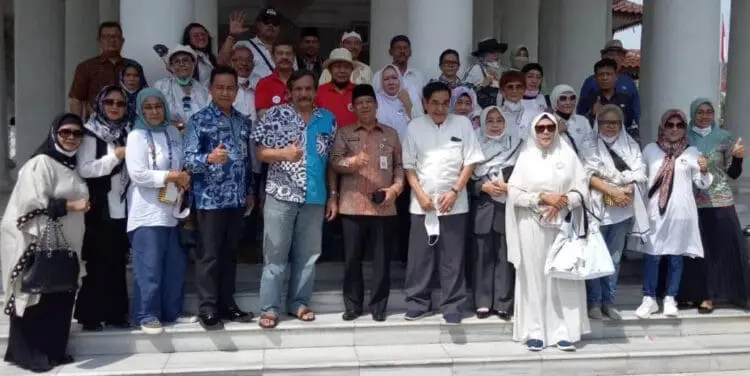 Jajaran PARFI berfoto bersama di depan gedung Pendopo Bupati Serang, usai bertemu dengan Sekda Kabupaten Serang dan jajarannya, Kamis (27/1/2022). (ISTIMEWA)