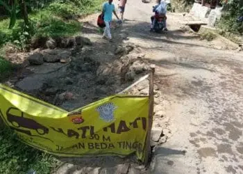 Jalan Penghubung Wisata Baduy Ambles, Warga Diminta Waspada Saat Melintas