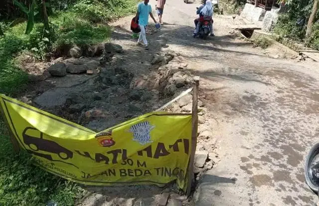 Jalan Penghubung Wisata Baduy Ambles, Warga Diminta Waspada Saat Melintas