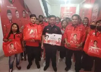 Anggota DPR Marinus Gea Bagi-bagi Beras Puan Maharani di Tangerang Raya