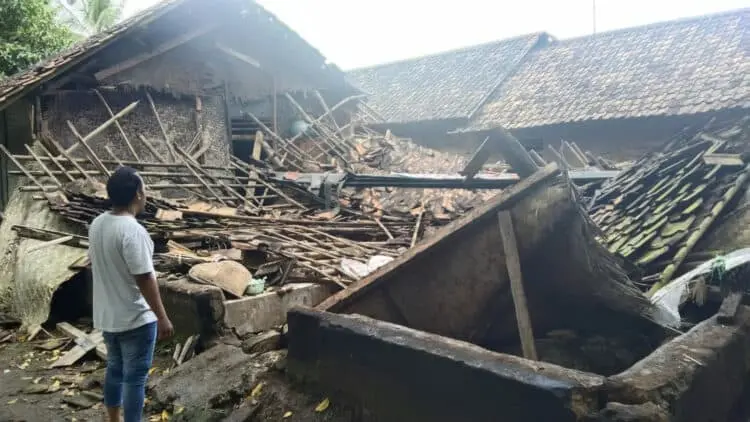 Rumah Nek Sadiah di Bama Pandeglang Ambruk Diterjang Angin Kencang