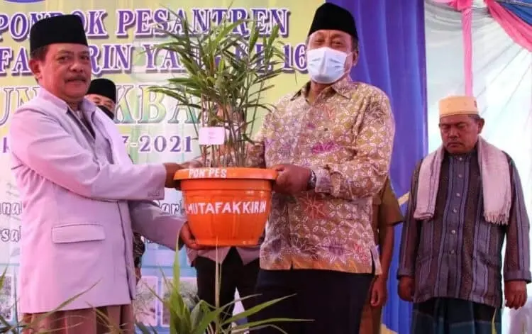 Wabup Serang, Pandji Tirtayasa (kanan), menunjukkan tanaman jahe merah yang ditanam oleh Ponpes Al Mutafakirin di Kecamatan Mancak, Selasa (4/1/2022). (ISTIMEWA)