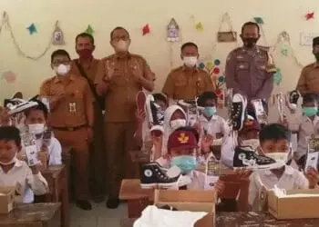 Hore! Pelajar SDN Ujung Tebu 3 Kabupaten Serang Dapat Bantuan Sepatu