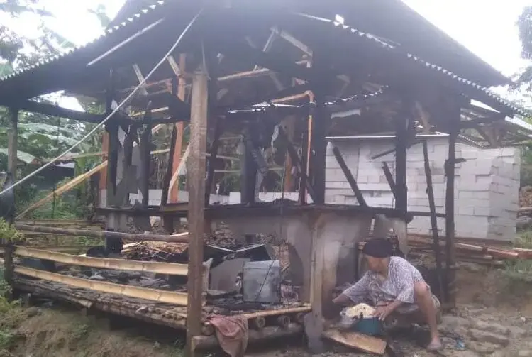 Akibat Korsleting Listrik, 1 Rumah di Panimbang Ludes Terbakar