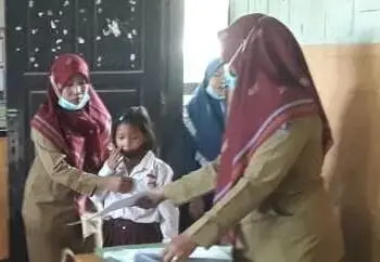 Kepolisian Resort (Polres) Serang, bekerjasama dengan Dinas Pendidikan (Dindik) dan Dinas Kesehatan (Dinkes) Kabupaten Serang, melakukan vaksinasi massal presisi anak usia 6-11 tahun, di SDN Sukamampir, Kecamatan Binuang, Kabupaten Serang, Selasa (25/1). (ISTIMEWA)