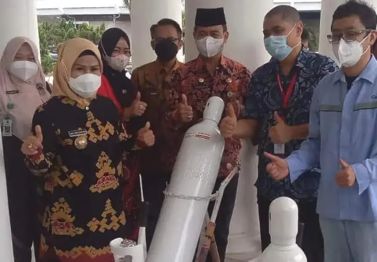 Secara simbolis, Bupati Serang Ratu Tatu Chasanah, menerima bantuan tabung gas oksigen dari PT Cargill Indonesia, Kamis (20/1/2022). (ISTIMEWA)