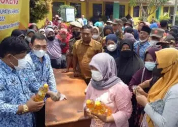 OP Minyak Goreng di Ciruas Diserbu Emak – Emak, Masing – Masing Dapat 2 Liter