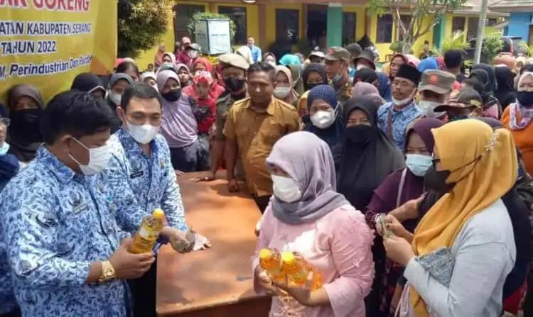 OP Minyak Goreng di Ciruas Diserbu Emak – Emak, Masing – Masing Dapat 2 Liter