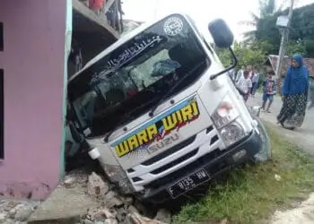 Truk di Lebak Tabrak Rumah, Sopir dan Kernet Ditemukan Masih Tertidur Usai Kejadian