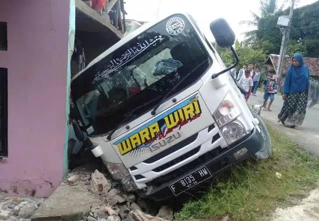 Truk di Lebak Tabrak Rumah, Sopir dan Kernet Ditemukan Masih Tertidur Usai Kejadian
