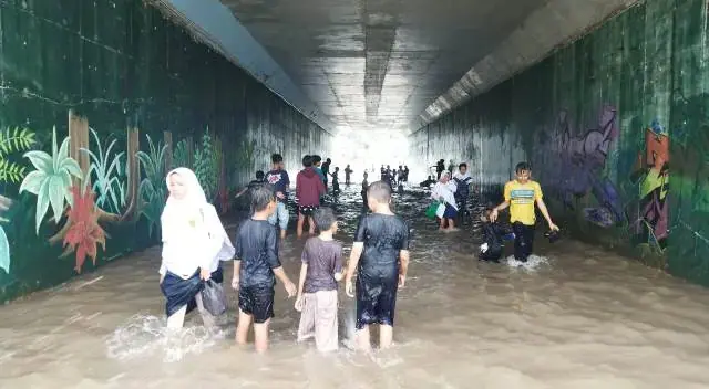 Terowongan Tol JORR II di Kecamatan Benda Kota Tangerang Terendam Terowongan Tol JORR II di Kecamatan Benda Kota Tangerang Terendam