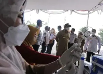 Pengemudi Angkutan Umum Divaksin Booster di Kota Tangerang