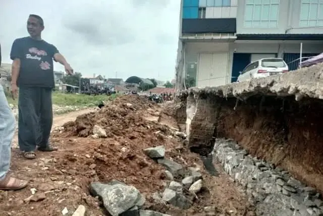 Bangunan Ruko Diduga Sumbat Irigasi di Periuk Tangerang, Sebabkan Genangan