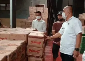 PENGAWASAN MINYAK GORENG–Pihak Diskoperindag dan ESDM Pandeglang, sedang memeriksa gudang toko distributor minyak di wilayah Pasar Pandeglang, Kamis (3/2/2022). (ISTIMEWA)