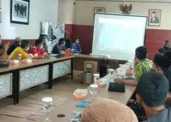 Aktivis dan warga, sedang audiensi dengan pihak PLTU 2 Labuan, di ruang rapat PLTU 2 Labuan, Kamis (3/2/2022). (ISTIMEWA)