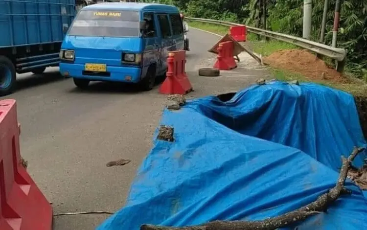 Jalan Saketi – Labuan Longsor, Warga: Jangan Menunggu Korban Dulu, Baru Diperbaiki