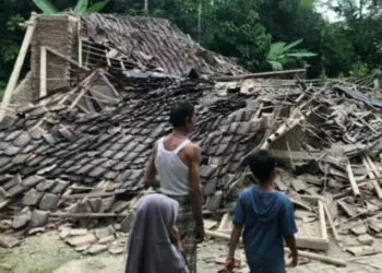 Salah satu rumah rusak berat, akibat gempa magnitudo 6,6. (ISTIMEWA)
