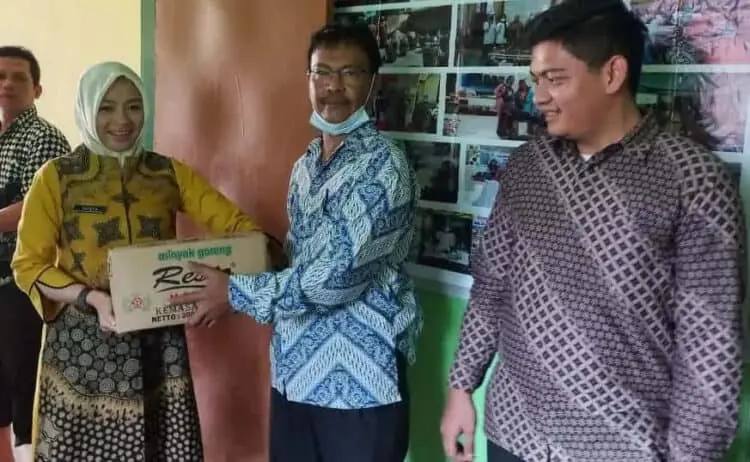 Diskoumperindag Kabupaten Serang Distribusikan Minyak dan Gula ke UMKM