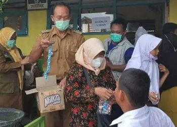 Sejumlah pelajar Sekolah Dasar di Cikande, diberi bingkisan jajanan yang disediakan oleh pihak sekolah, usai divaksin. (ISTIMEWA)