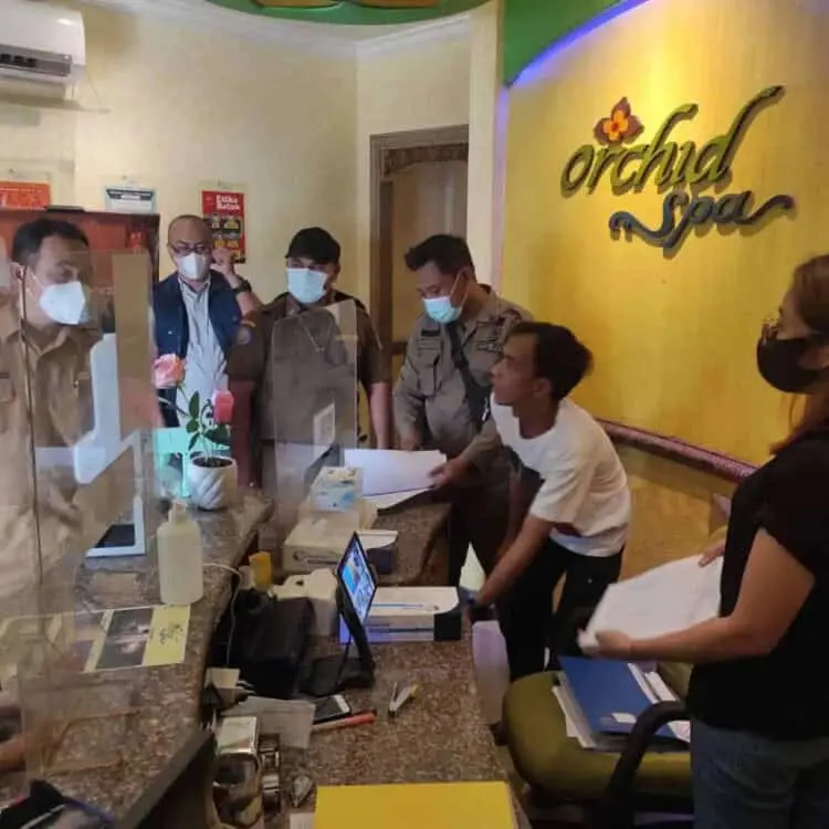 Satpol PP Tegur Pelaku Usaha Tak Taat Prokes