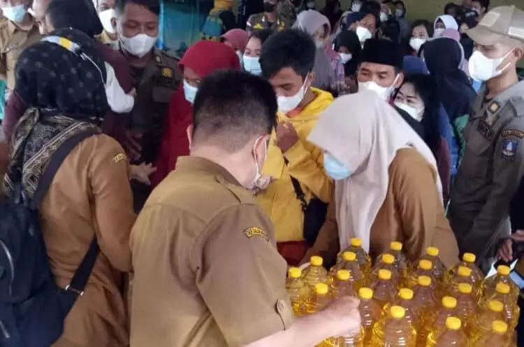 Wow! Ribuan Liter Minyak Goreng dan Gula Ludes Sekejap