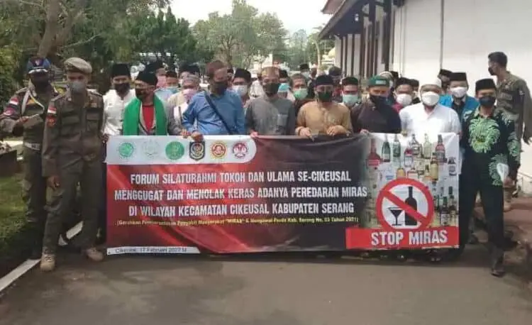 Ulama dan Masyarakat Cikeusal Desak Pemkab Serang Tutup Distributor Miras
